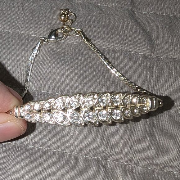 $3 with Bundle ~ Rhinestone Leaf Bracelet 5036 - Picture 1 of 3